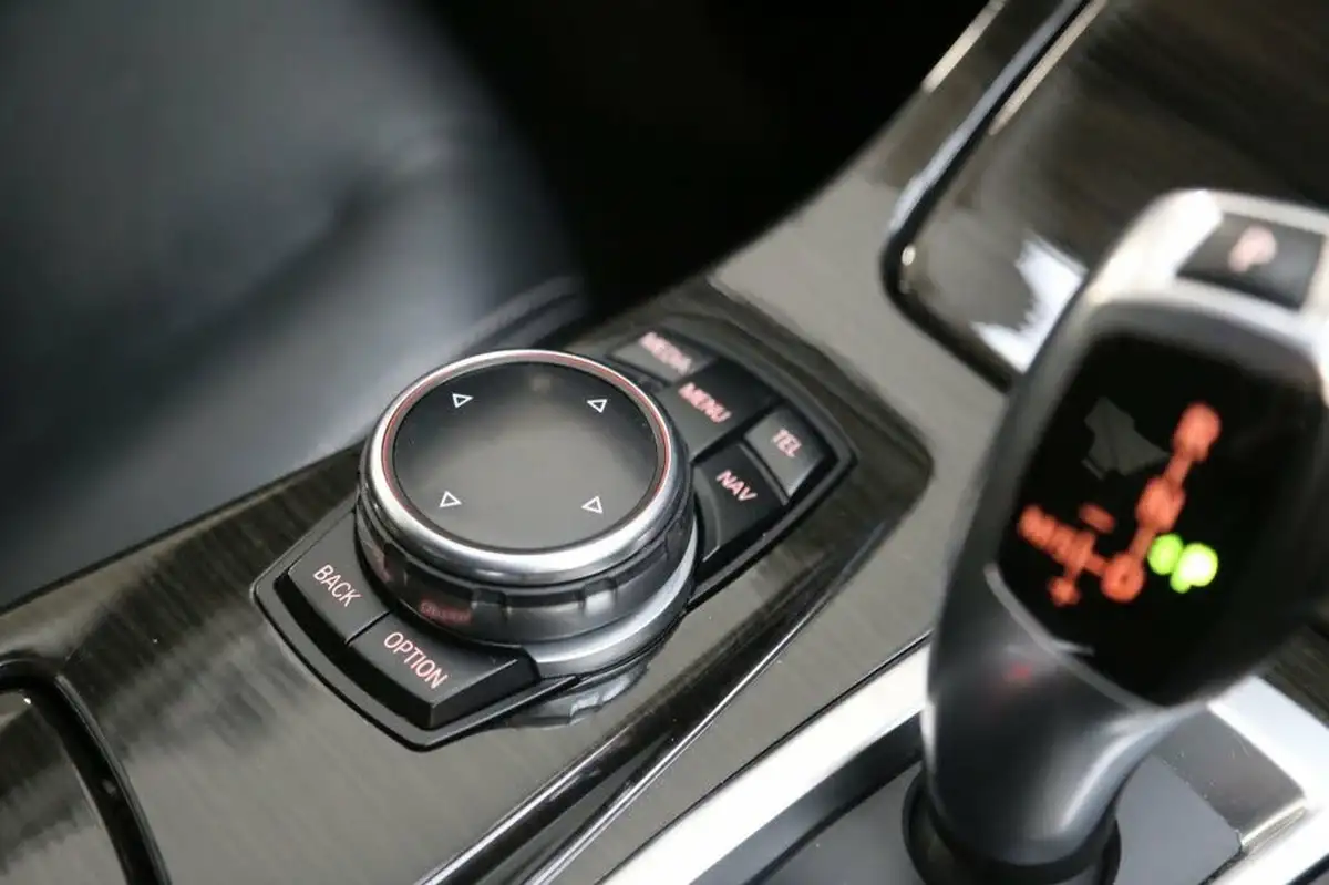 2014-bmw-5-series-20-528i-luxury-saloon-4d-auto-big-27