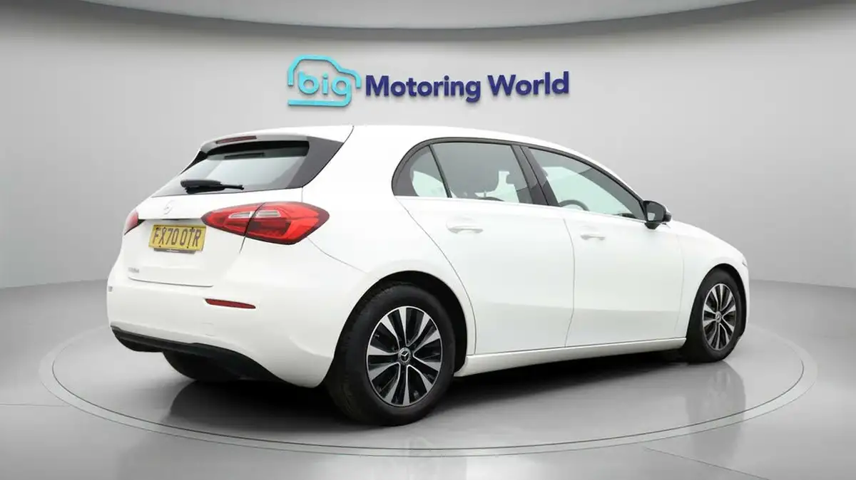 2020-mercedes-benz-a-class-15d-a180d-se-big-6