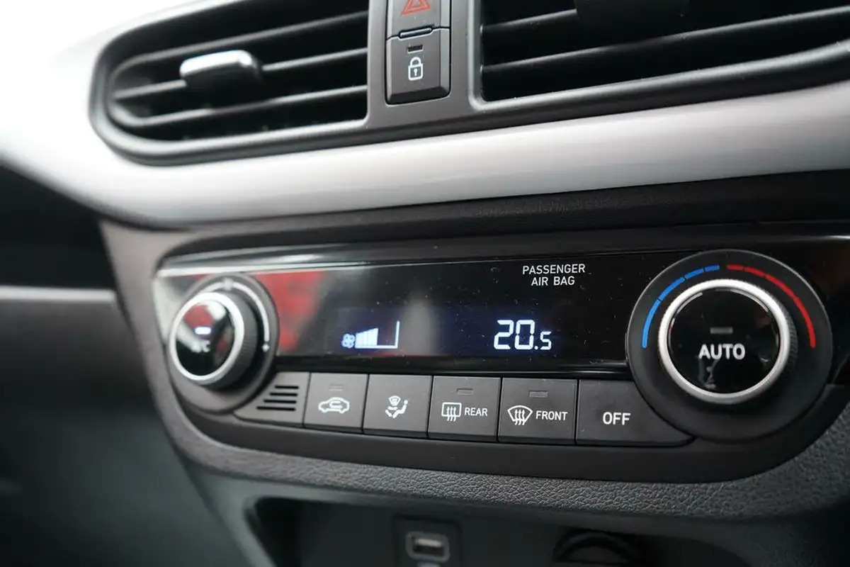 2023-hyundai-i10-10-premium-big-24
