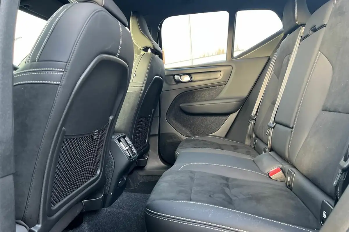 2024-volvo-xc40-20-b3-plus-big-16