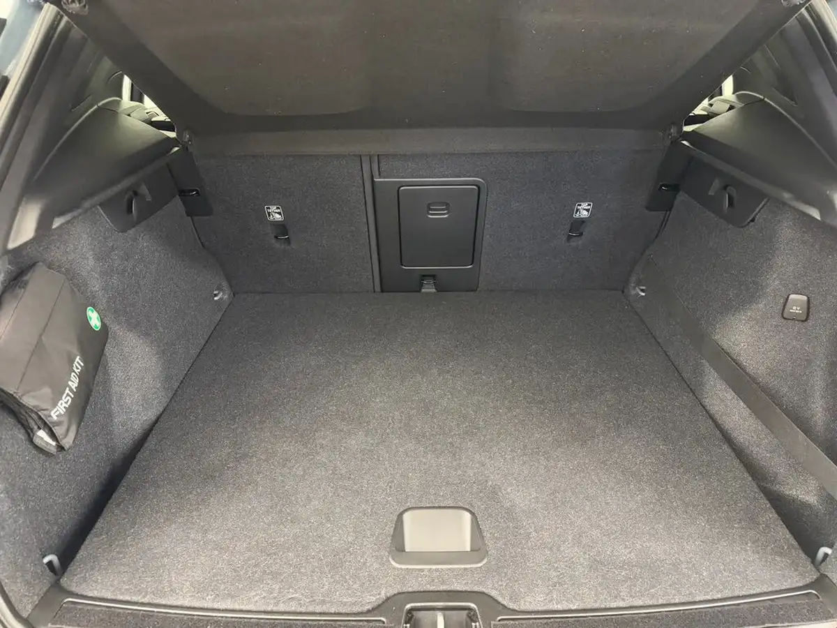 2019-volvo-xc40-20-t4-momentum-pro-awd-big-8
