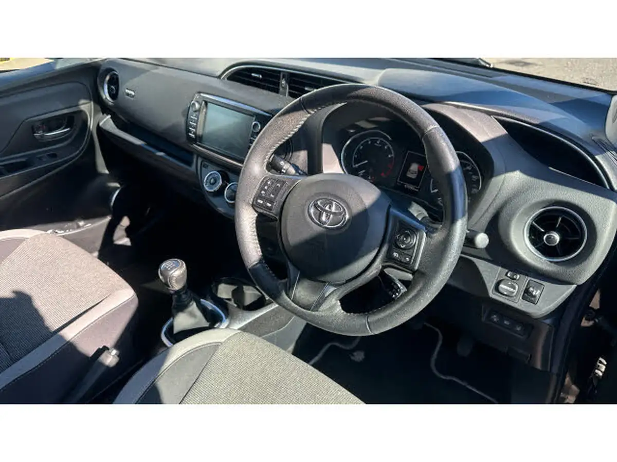 2020-toyota-yaris-15-vvt-i-y20-111bhp-1496cc-big-10