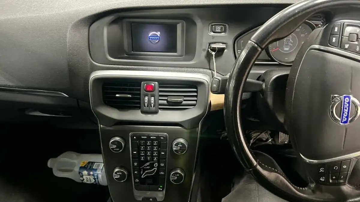 2016-volvo-v40-16td-se-lux-big-9