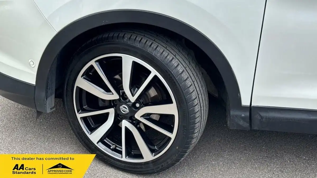 2015-nissan-qashqai-15dci-tekna-big-43