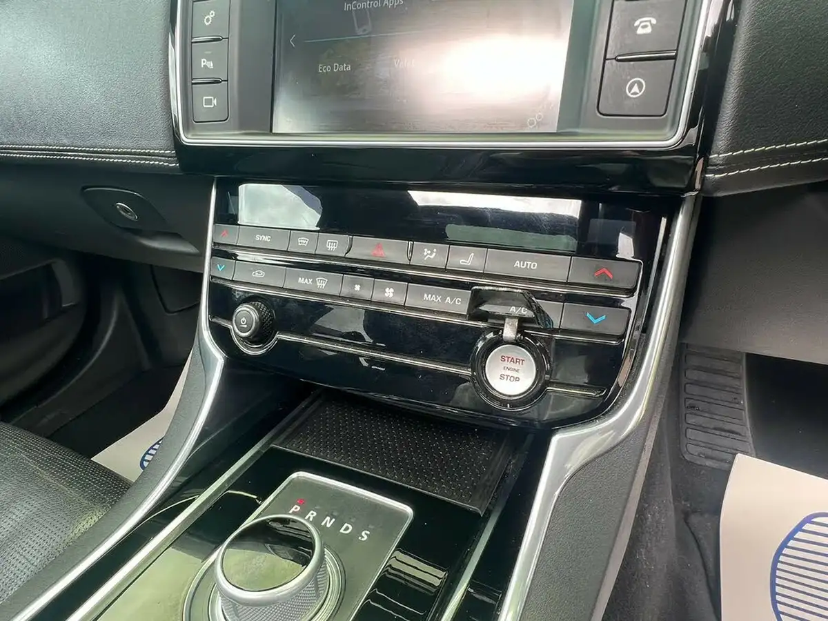 2016-jaguar-xe-20i-r-sport-240ps-big-23