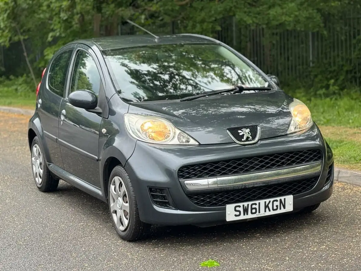 2012-peugeot-107-10-urban-5d-big-4