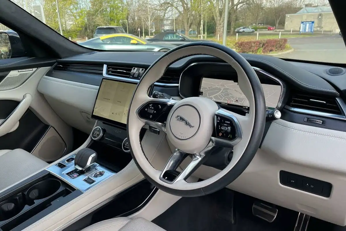 2023-jaguar-f-pace-20-d200-r-dynamic-hse-black-big-31