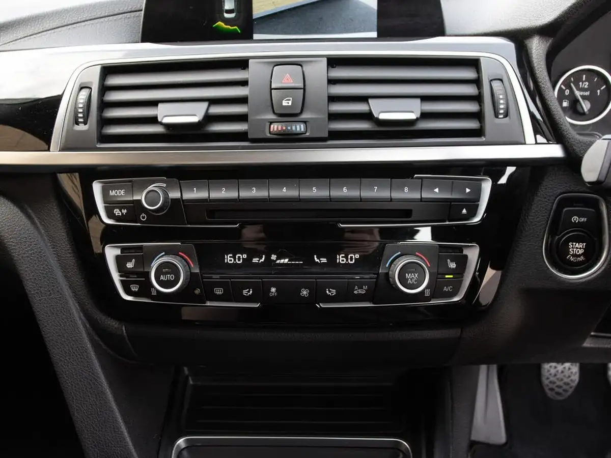 2018-bmw-3-series-20td-318d-sport-saloon-4d-big-30