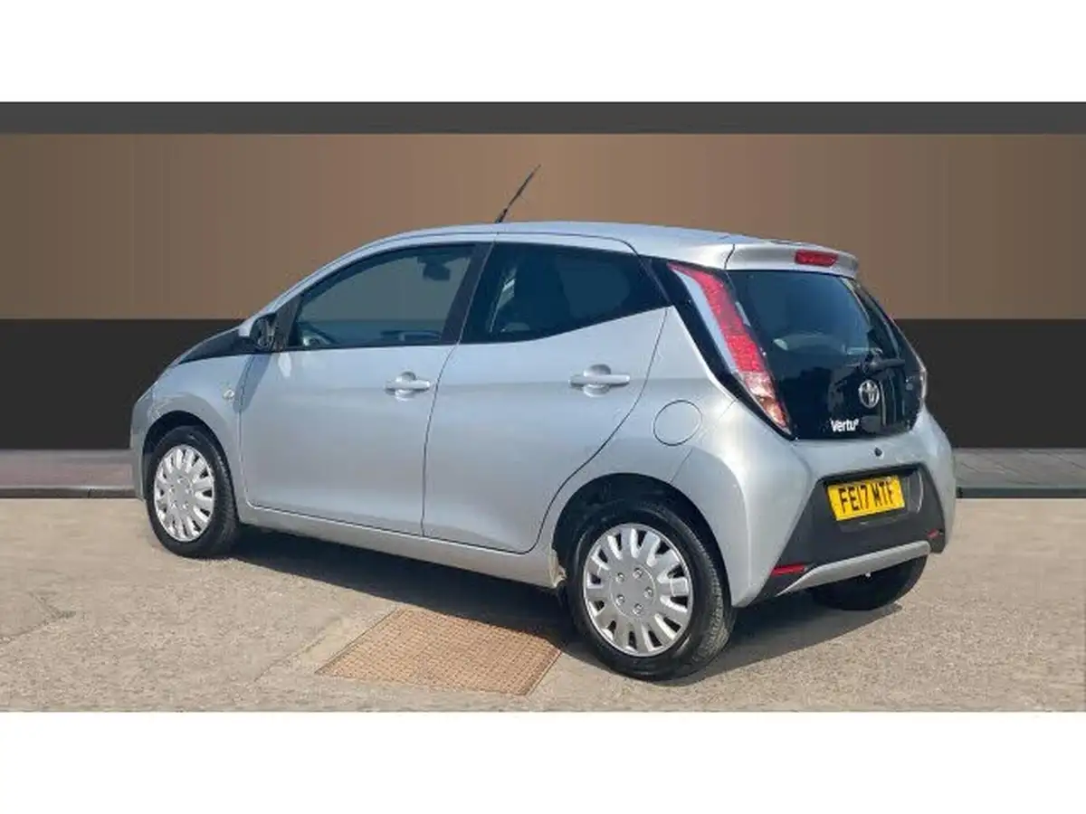 2017-toyota-aygo-10-vvt-i-x-play-71bhp-5d-big-1