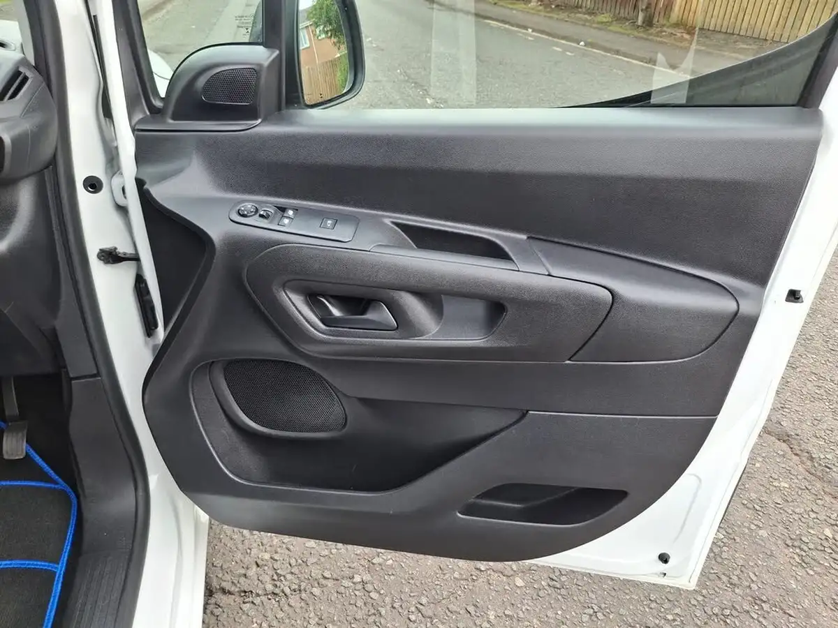 2022-vauxhall-combo-15cdti-dynamic-2300-100pseu6dt-l2h1-panel-big-36