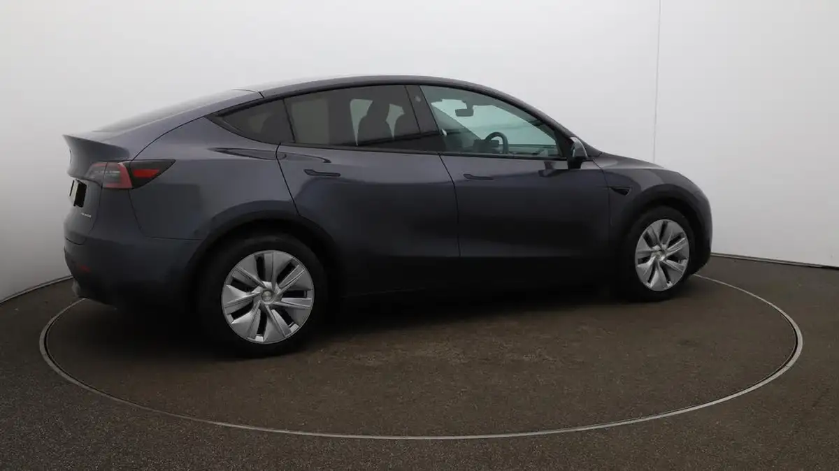 2022-tesla-model-y-e-long-range-big-52