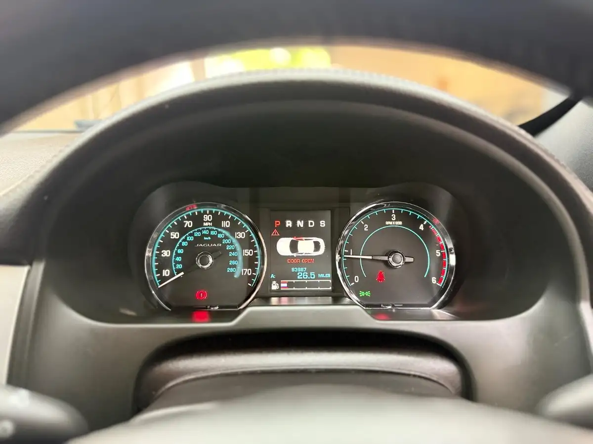 2015-jaguar-xf-30td-r-sport-saloon-4d-big-9