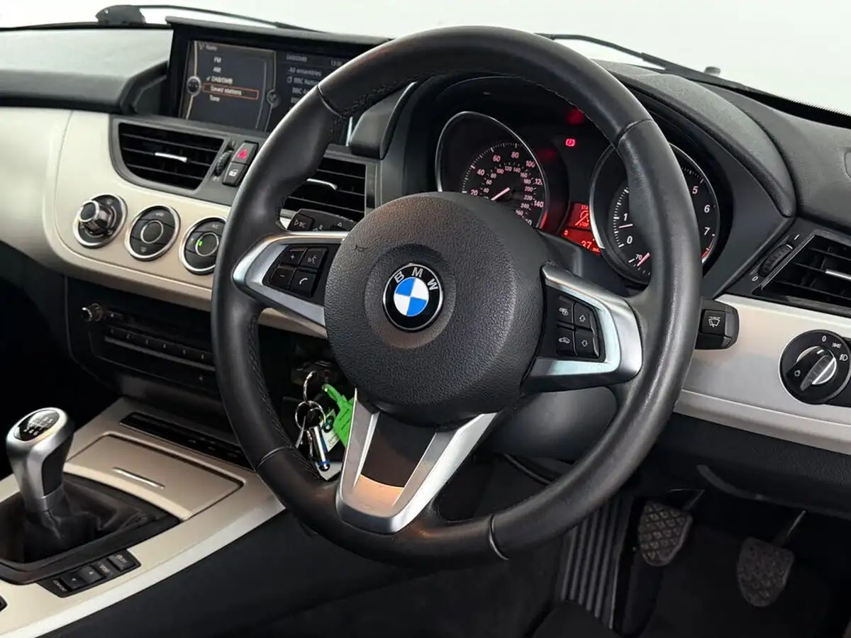 2016-bmw-z4-20-sdrive18i-ss-big-14