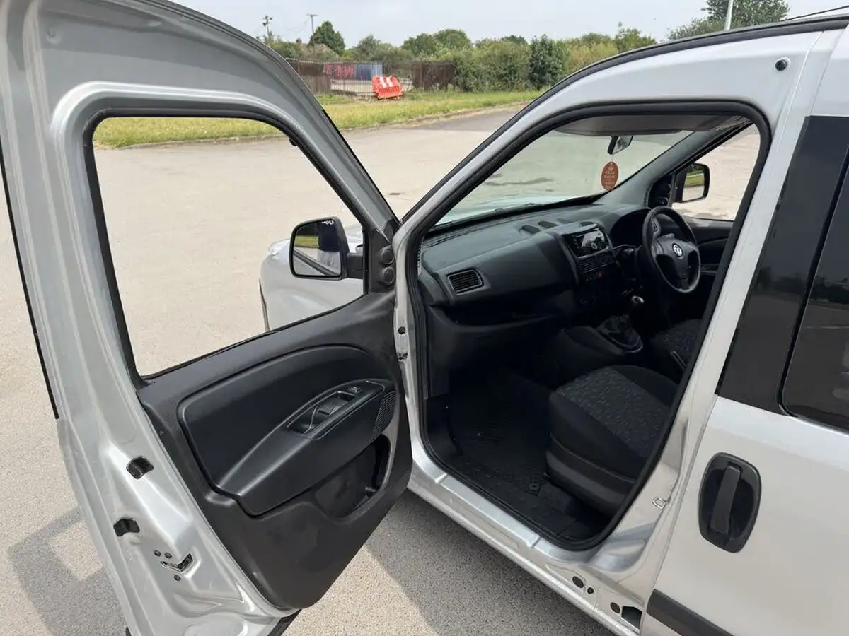 2017-vauxhall-combo-13cdti-2300-95pseu6-l1h1-ss-ecoflex-5-seats-crew-big-28