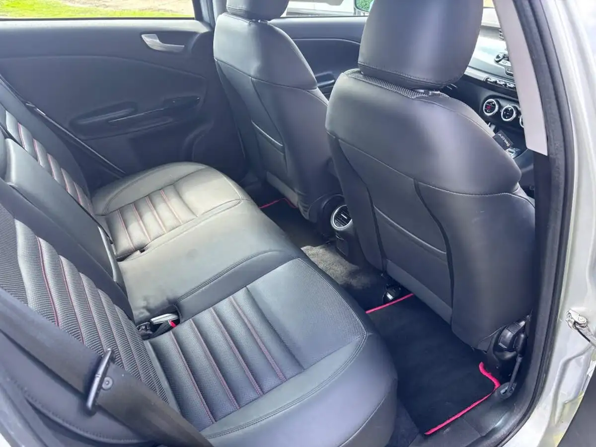 2011-alfa-romeo-giulietta-14-lusso-tb-120bhp-big-10
