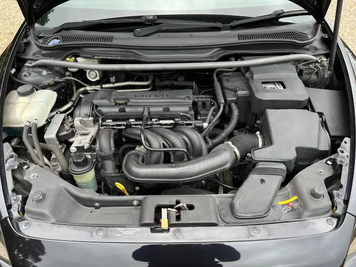 2009-volvo-c30-16-r-design-big-9