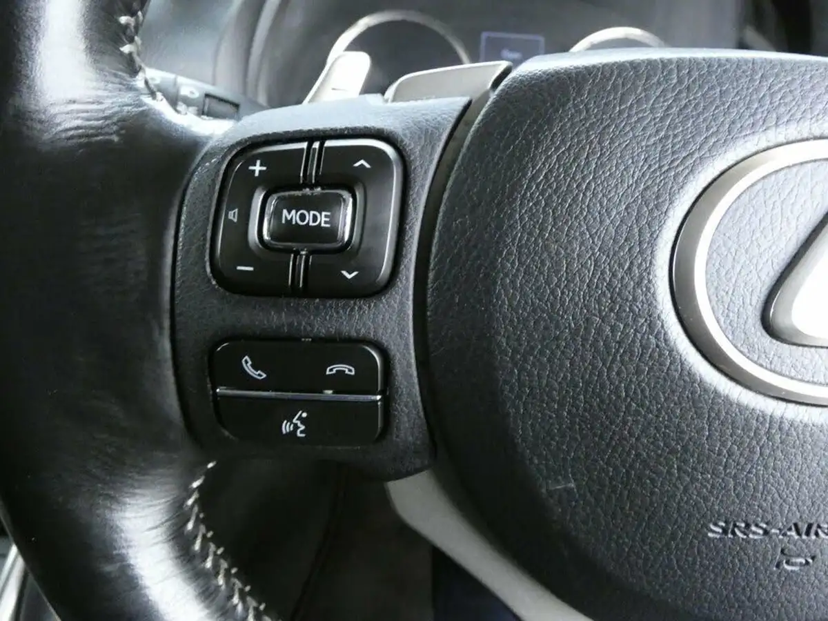 2020-lexus-is-300h-25-is-big-17