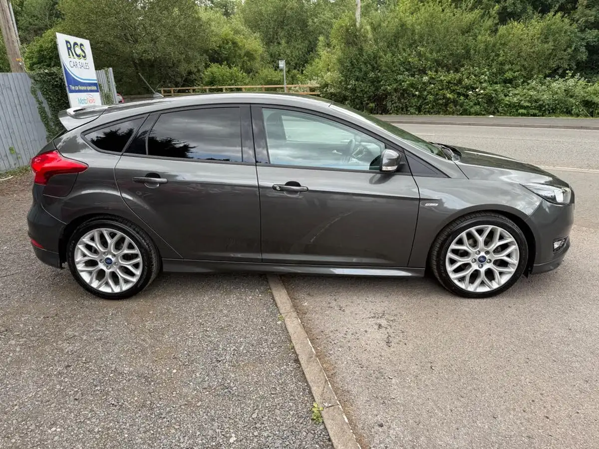2017-ford-focus-15tdci-st-line-hatchback-big-2
