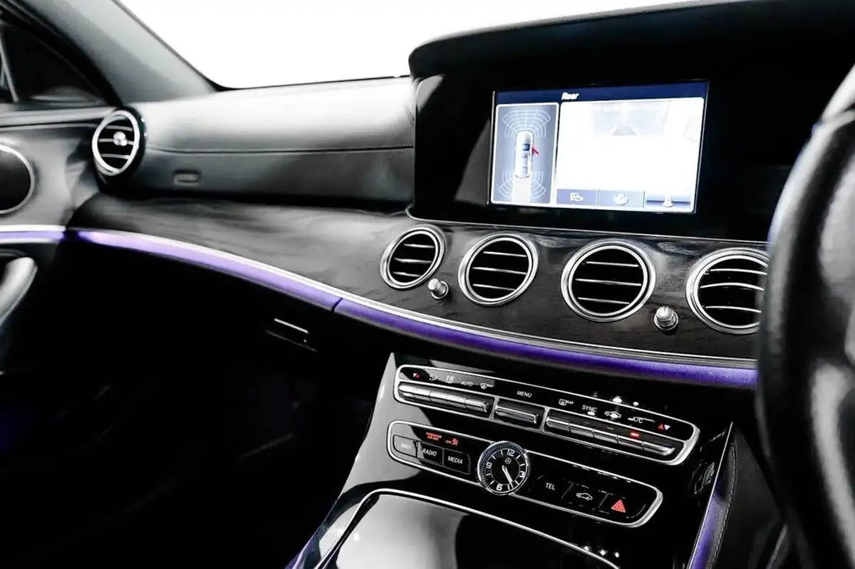 2016-mercedes-benz-e-class-20d-e220d-amg-line-ss-saloon-4d-big-22
