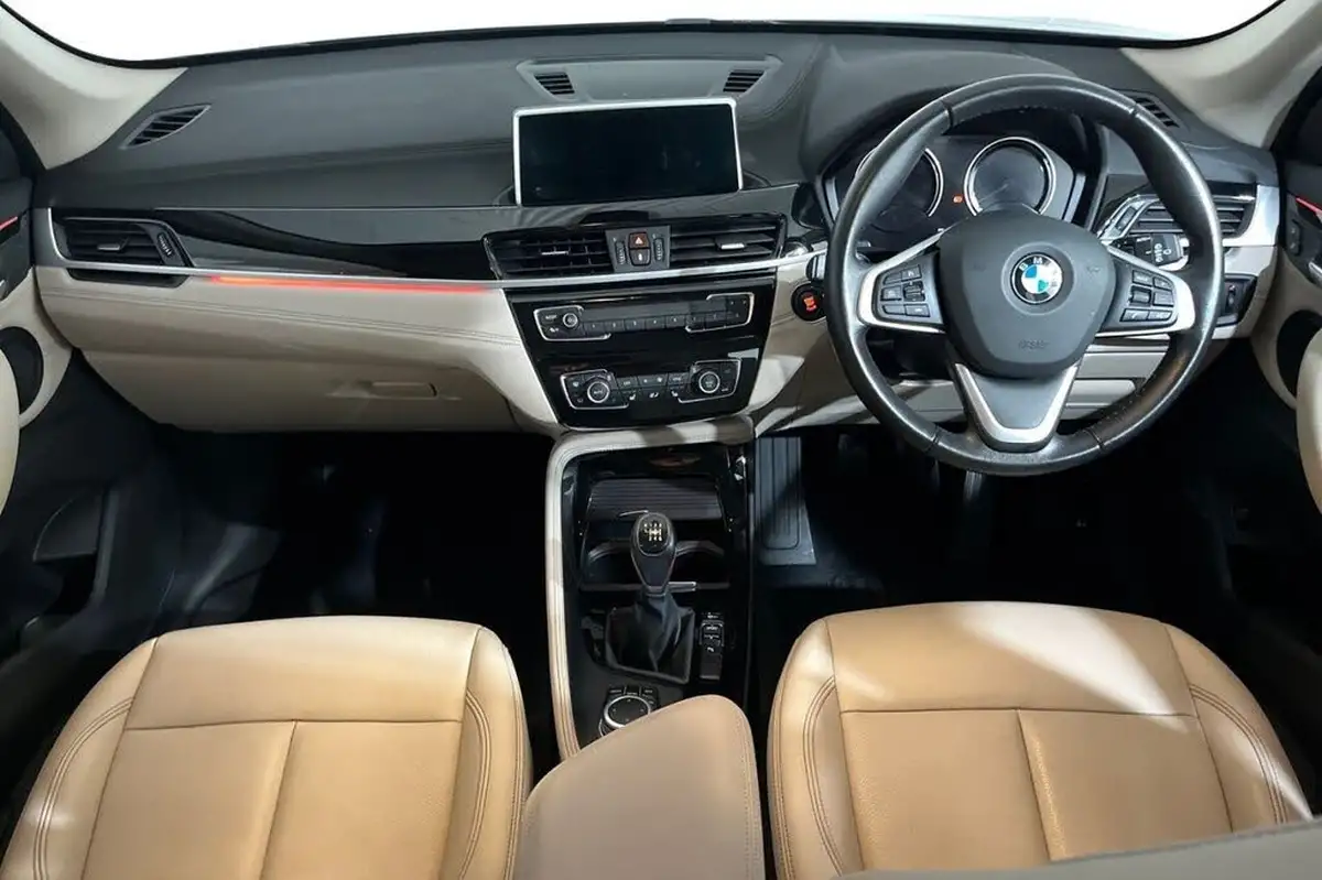 2021-bmw-x1-15-sdrive18i-xline-big-11