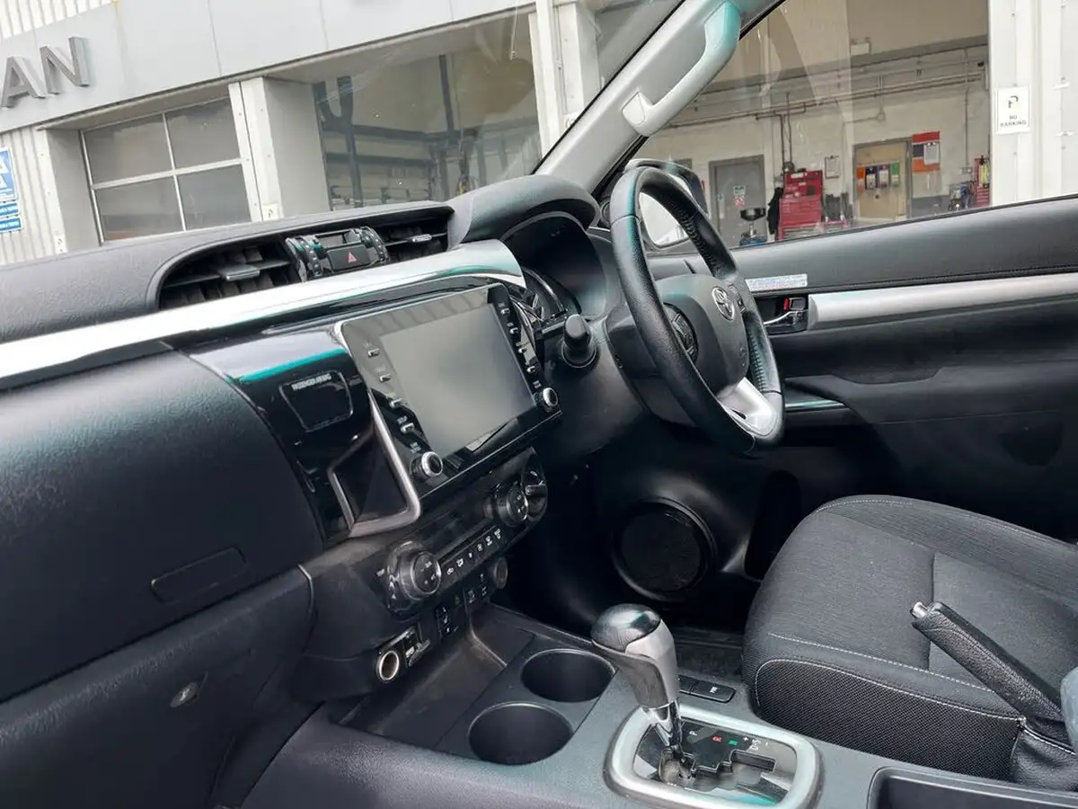 2023-toyota-hi-lux-28d-4d-invincible-2754cc-auto-big-8