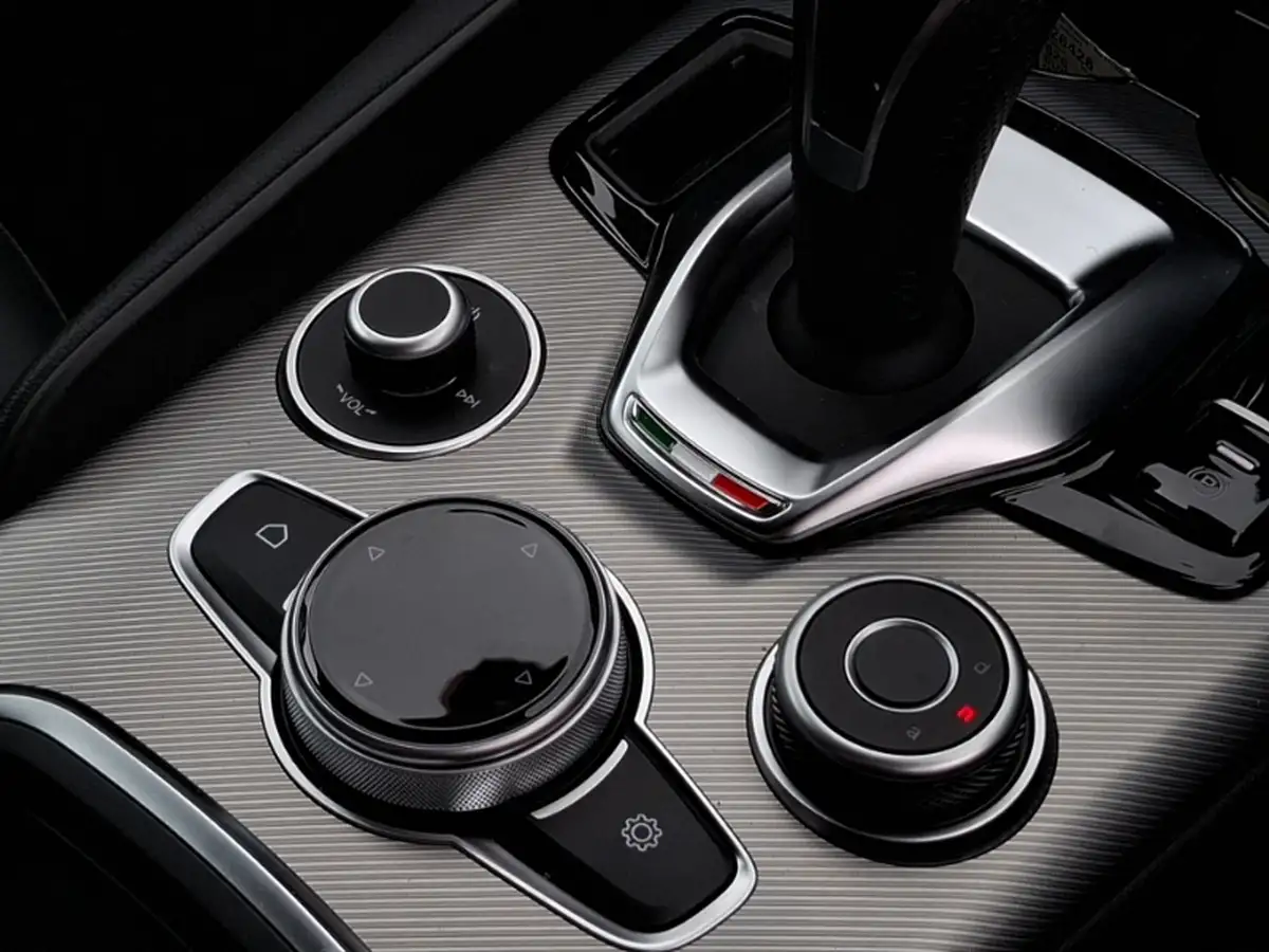 2025-alfa-romeo-tonale-13-veloce-big-16