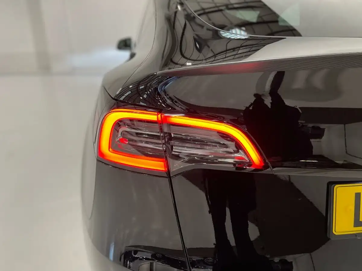 2024-tesla-model-y-e-performance-big-50