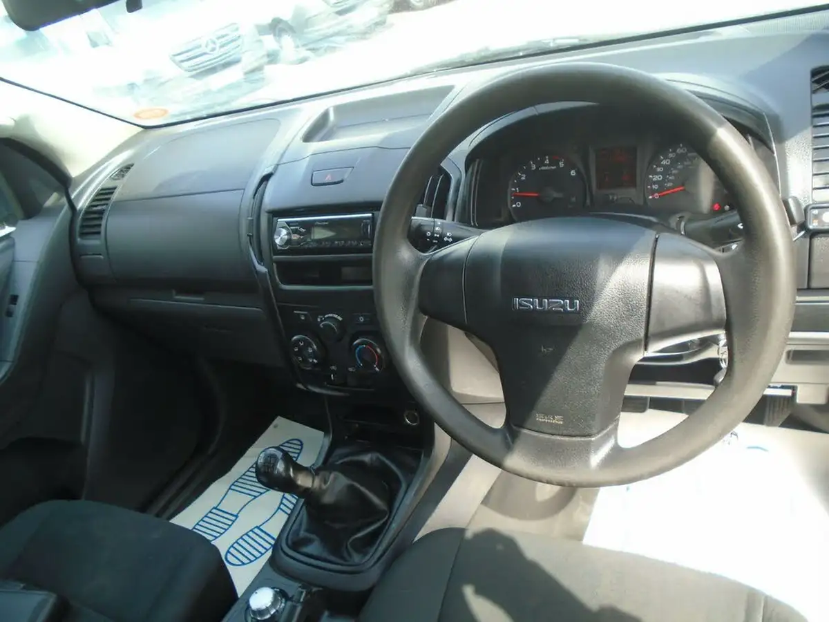 2016-isuzu-d-max-25td-4x4-double-pickup-big-1
