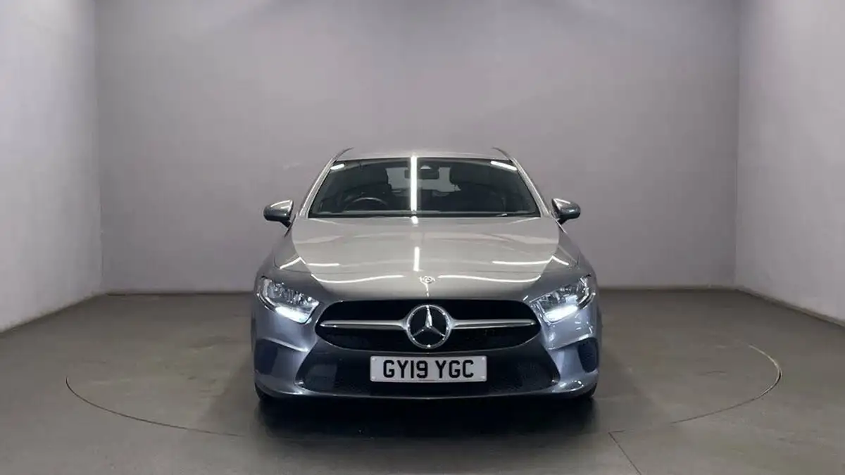 2019-mercedes-benz-a-class-15d-a180d-se-7g-dct-big-2