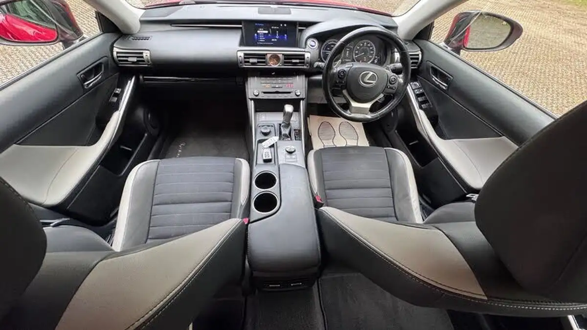 2015-lexus-is-300h-25-sport-big-1