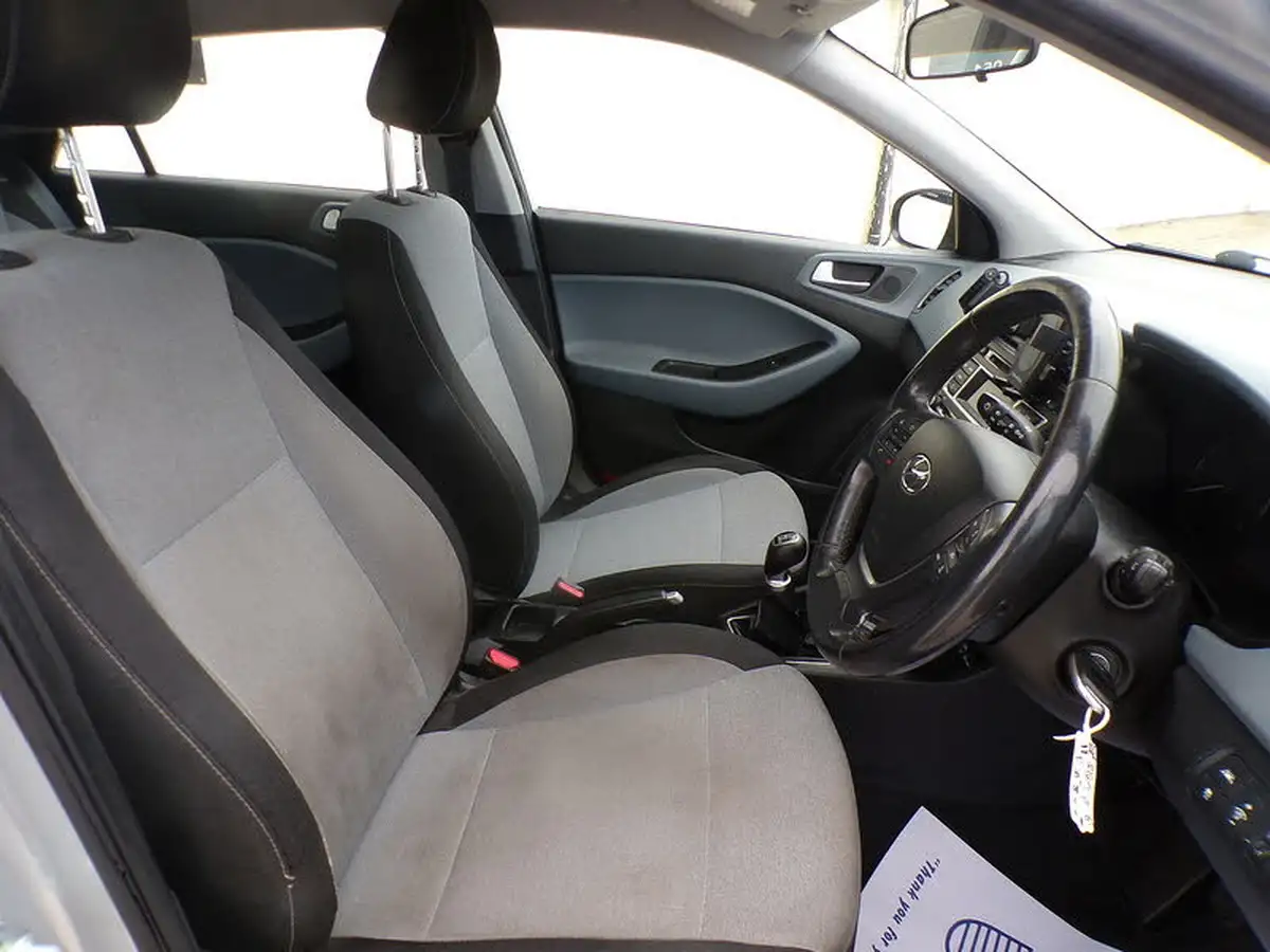 2015-hyundai-i20-12-se-hatchback-5d-big-13