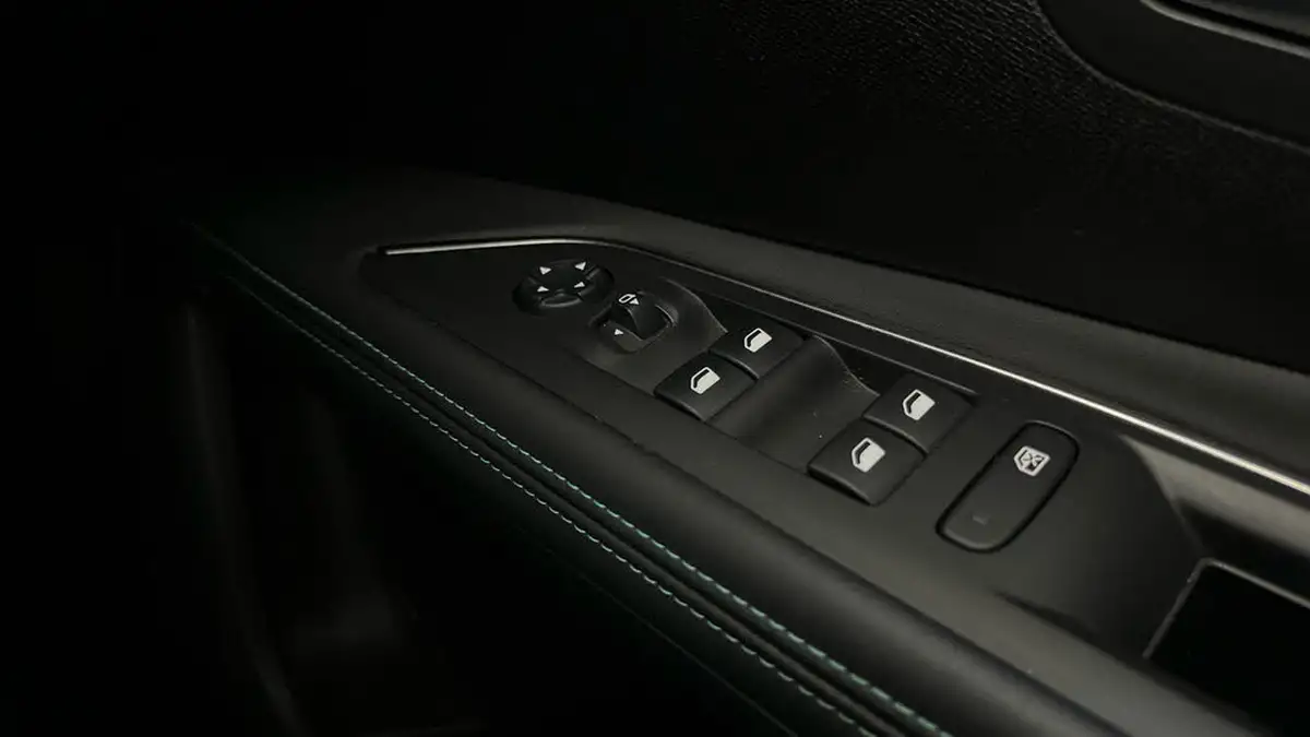 2021-peugeot-5008-suv-12-puretech-allure-premium-eat8-big-21