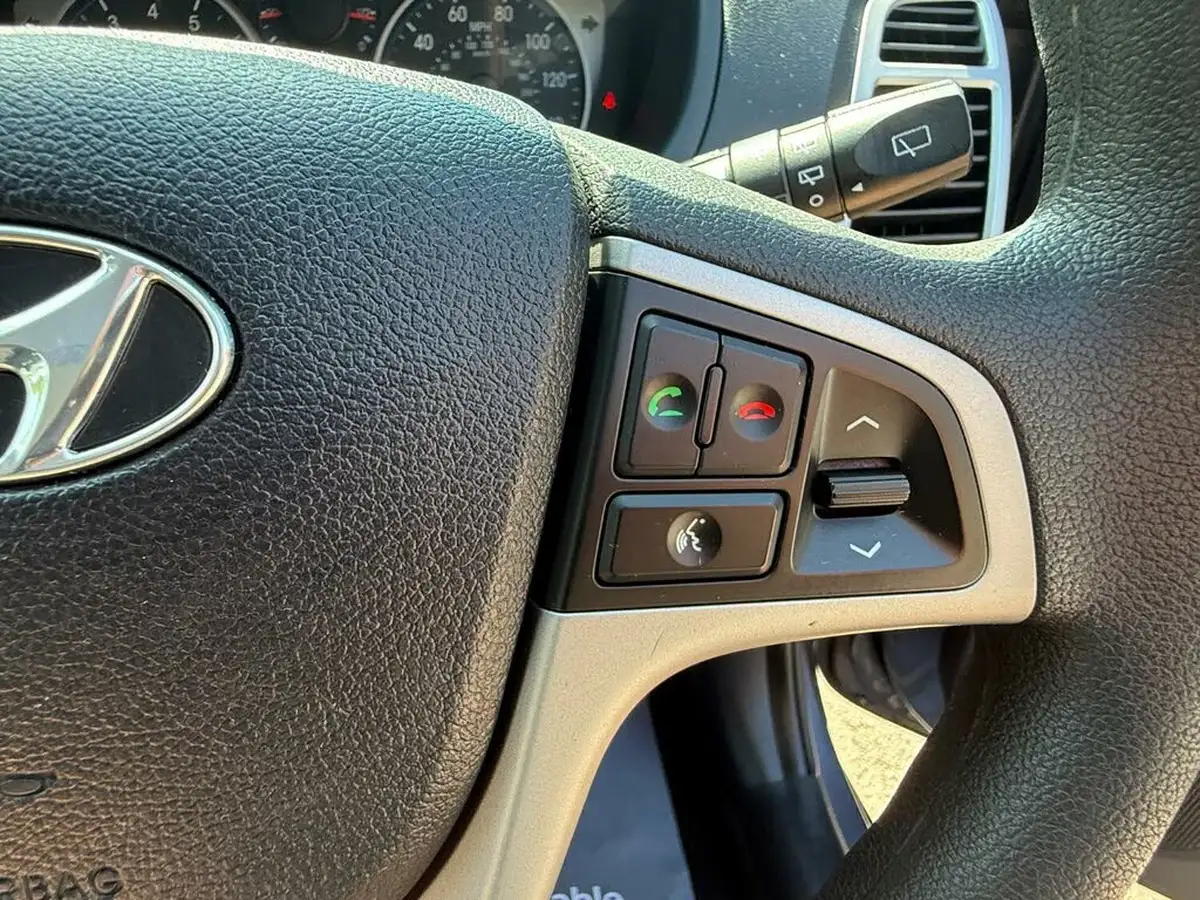 2011-hyundai-i20-12-comfort-3d-big-39