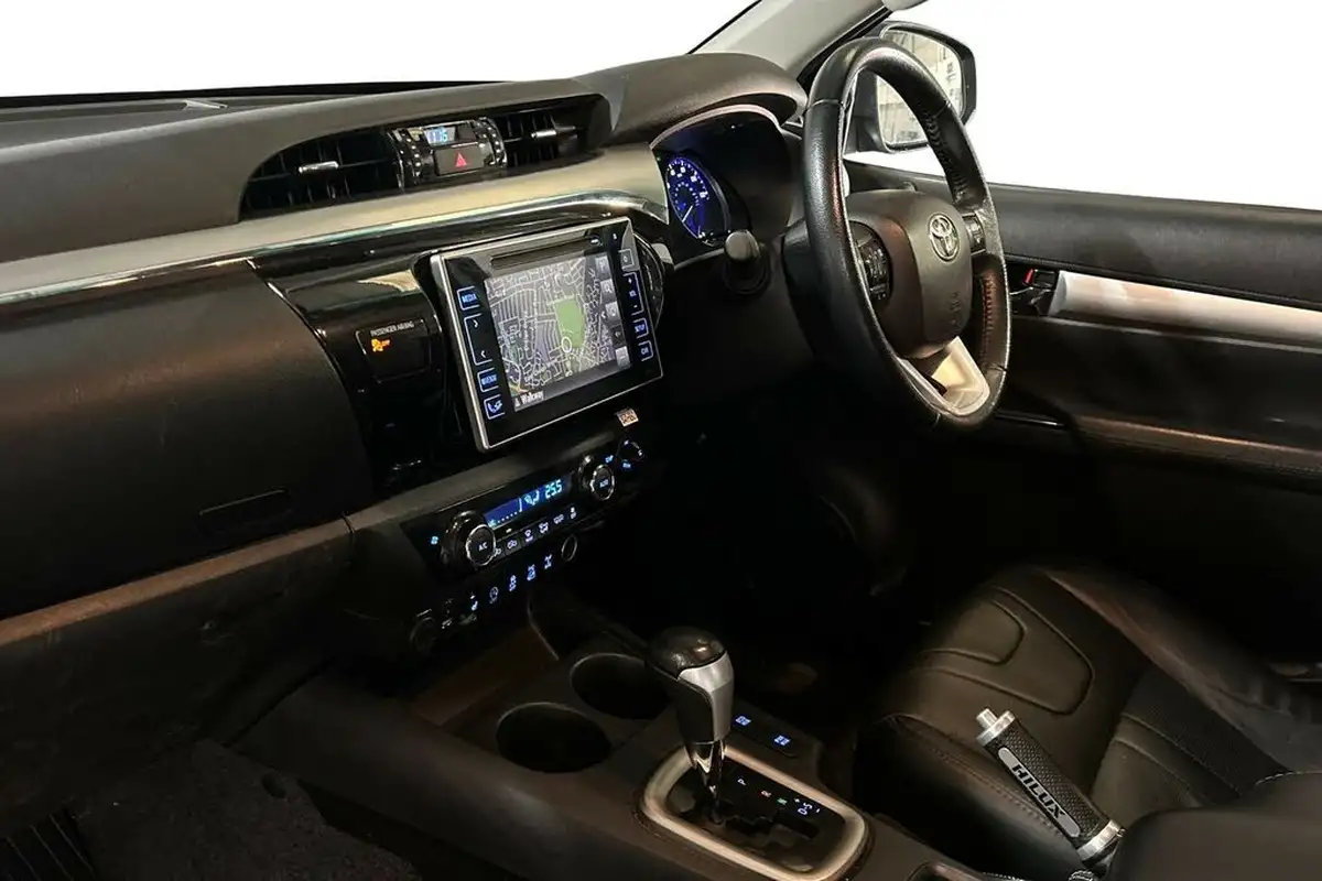 2018-toyota-hi-lux-24d-invincible-ss-auto-big-5
