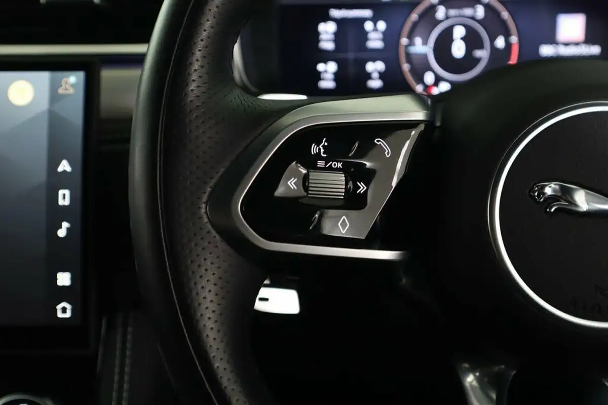 2021-jaguar-f-pace-20-d200-r-dynamic-s-mhev-big-13