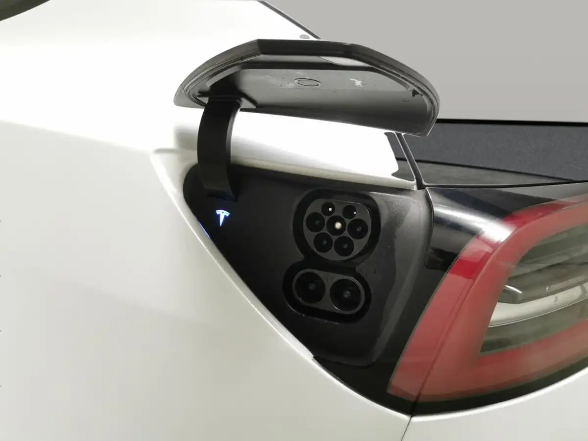 2021-tesla-model-3-e-long-range-4x4-big-32