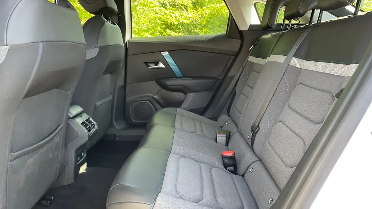 2021-citroen-c4-e-sense-plus-big-13