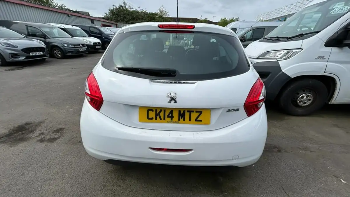 2014-peugeot-208-12-active-vti-3d-big-10