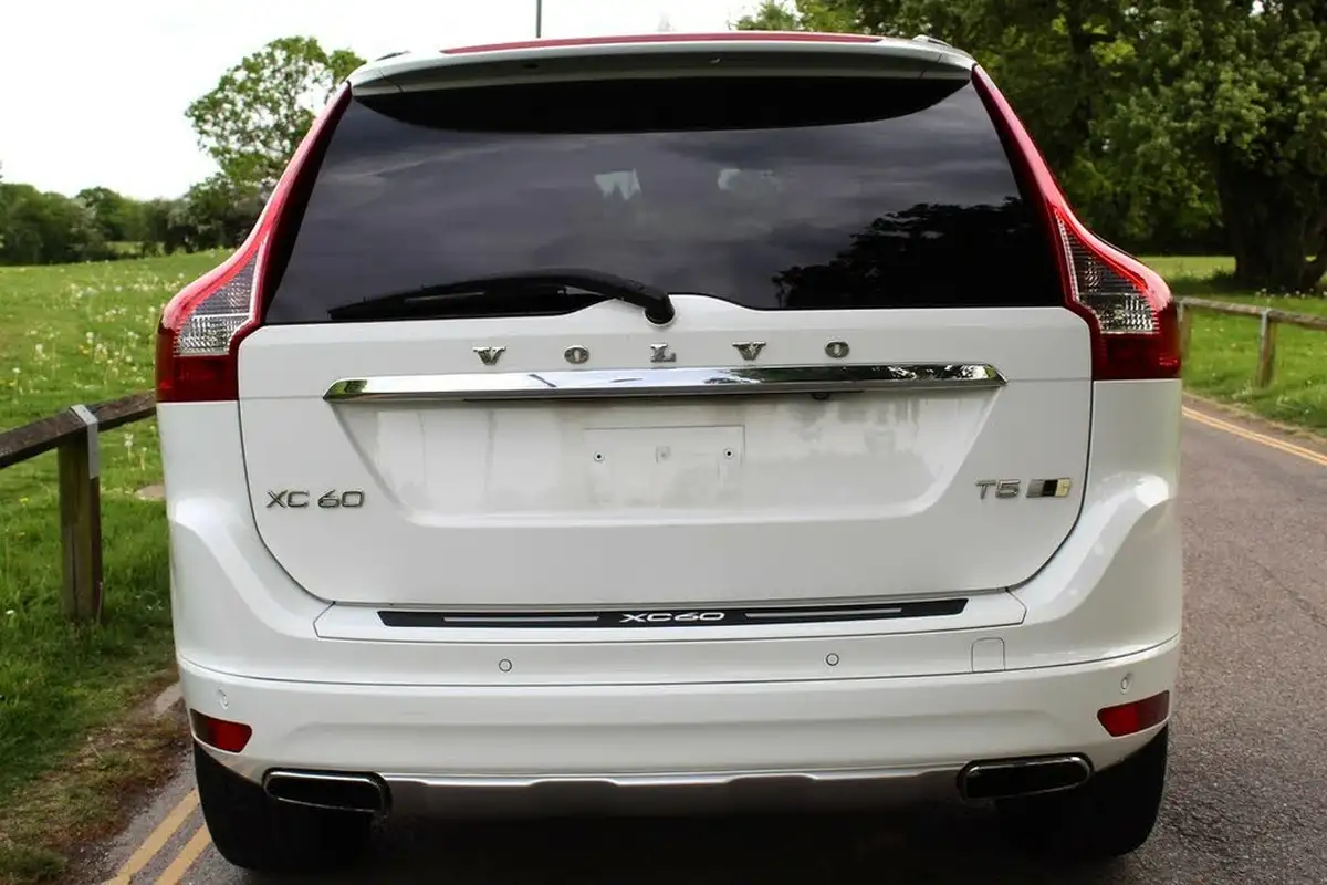 2015-volvo-xc60-big-40