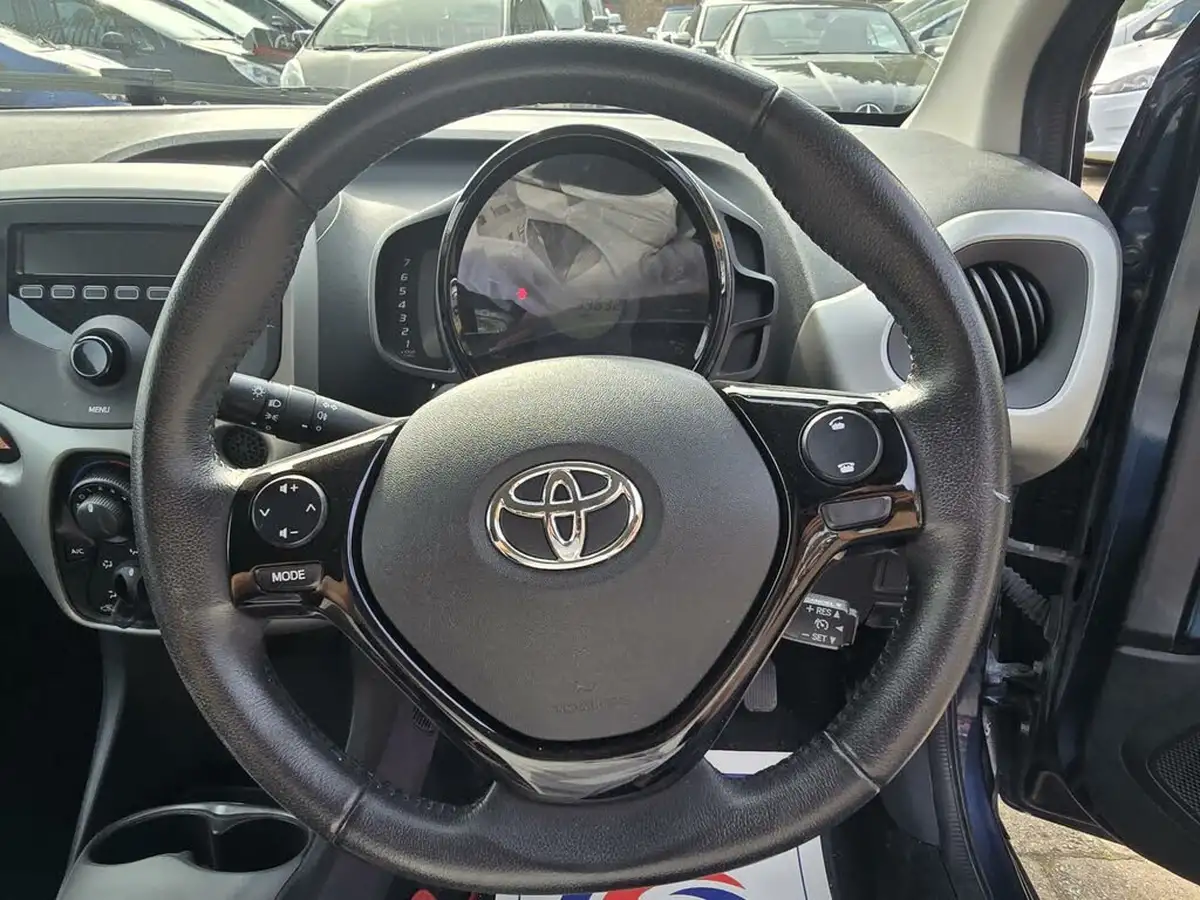 2016-toyota-aygo-10-vvt-i-x-play-68bhp-3d-big-8