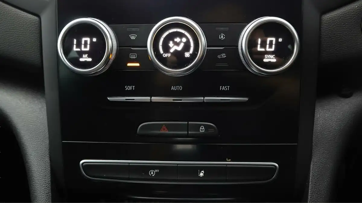 2021-renault-megane-15dci-iconic-sport-tourer-big-11