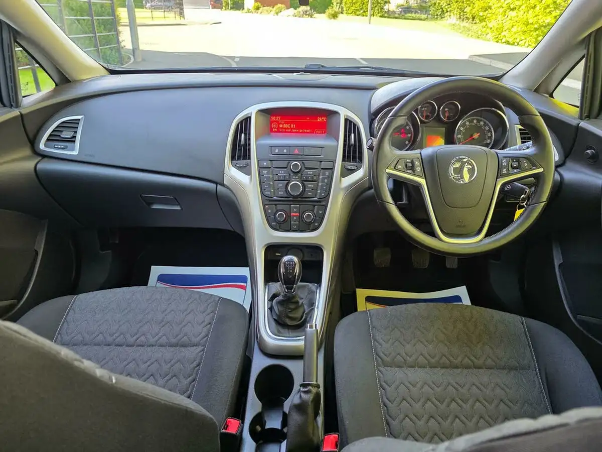 2014-vauxhall-astra-16-energy-big-15