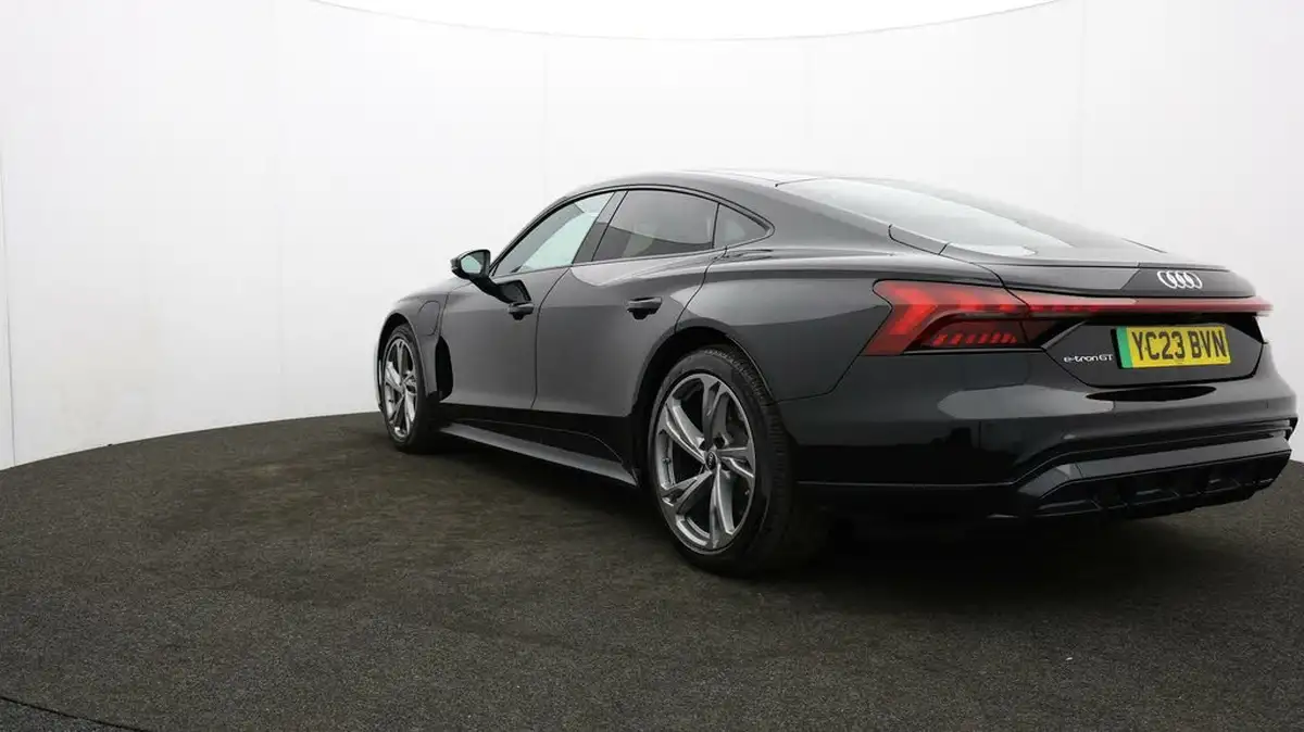 2023-audi-e-tron-gt-e-big-75