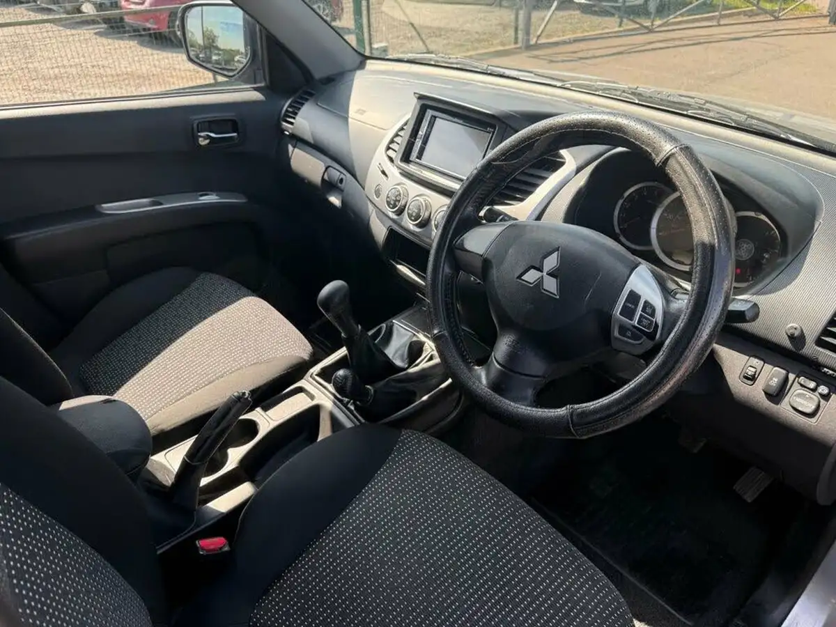 2015-mitsubishi-l200-25td-challenger-big-12