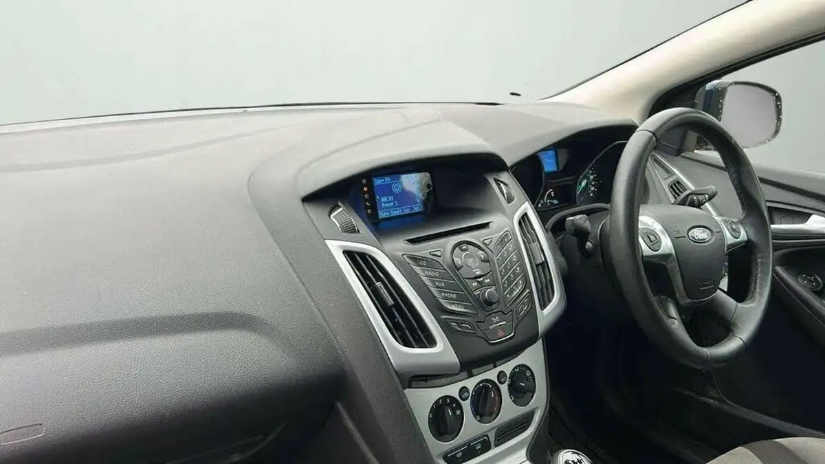 2011-ford-focus-16-zetec-ti-vct-105ps-hatchback-5d-big-1