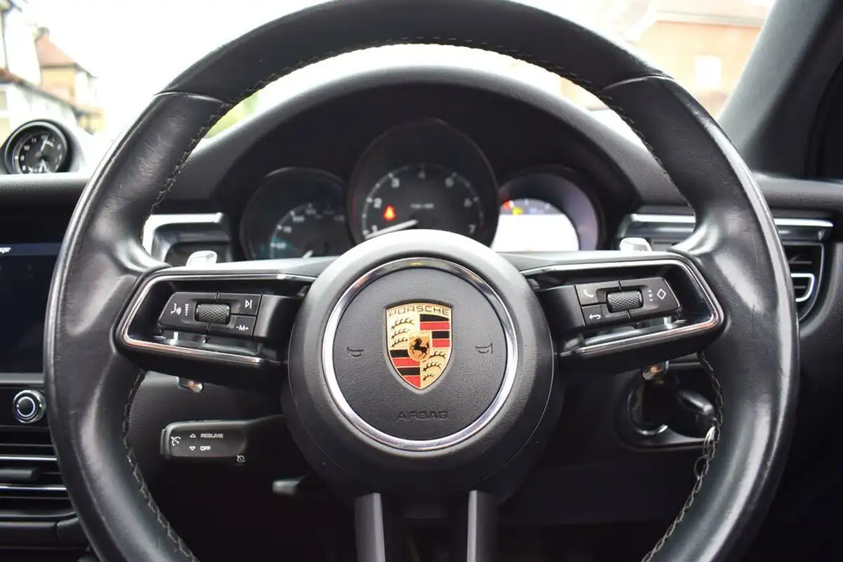 2022-porsche-macan-20-big-43