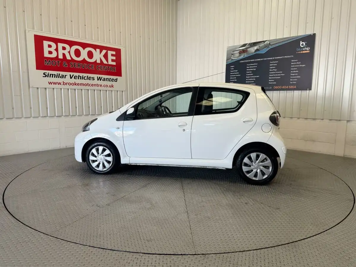 2013-toyota-aygo-10-move-5d-big-7