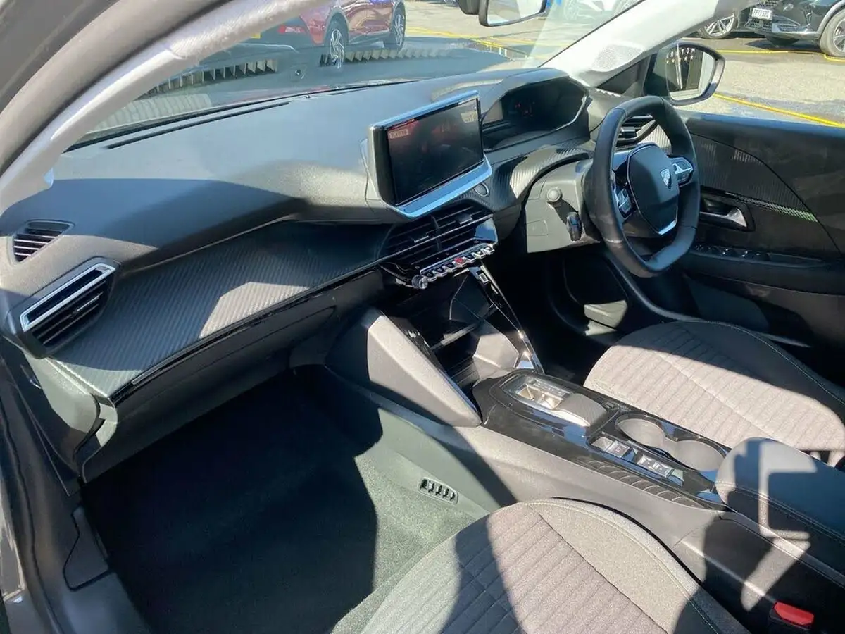 2024-peugeot-208-e-active-136ps-50kwh-big-7
