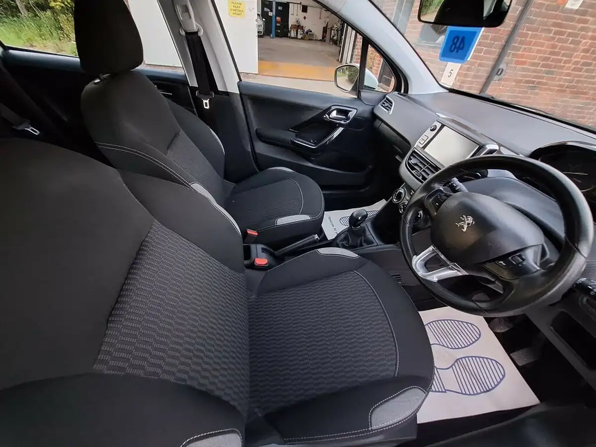 2016-peugeot-208-big-15