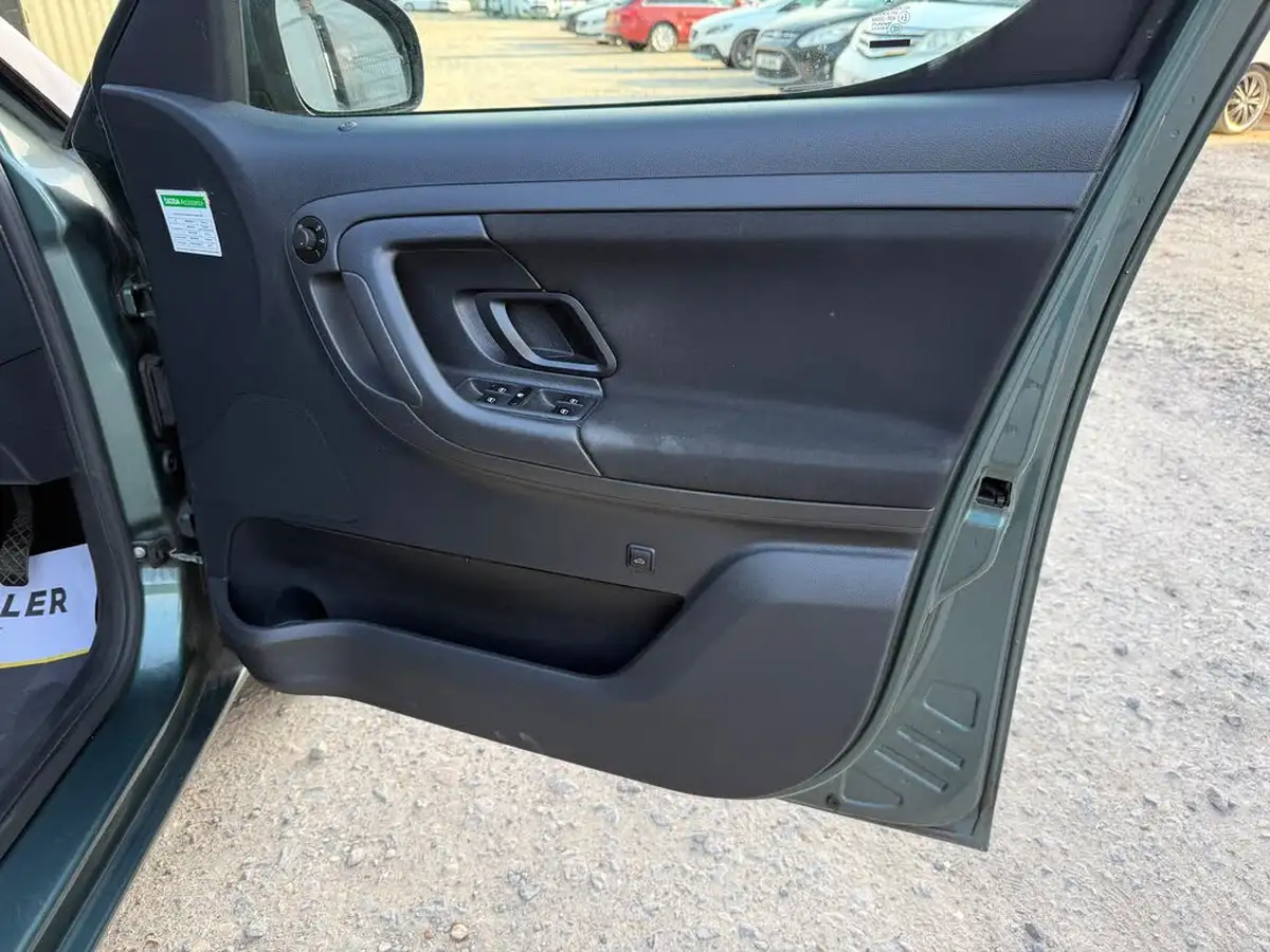 2012-skoda-roomster-12-se-106ps-1197cc-dsg-big-24